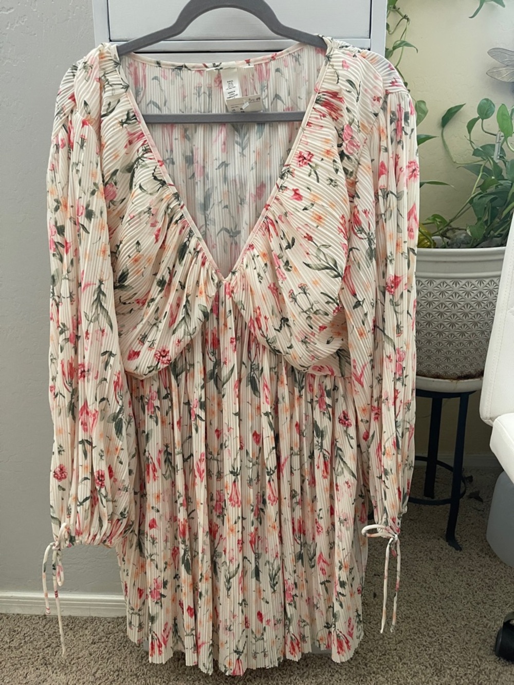 H&M Cream Floral Long Sleeve Pleated Dress with Pink & Green Print very cool - Picture 2 of 5